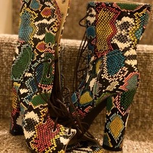 NWOT SUMMA TIME FUN TOE BOOTIE